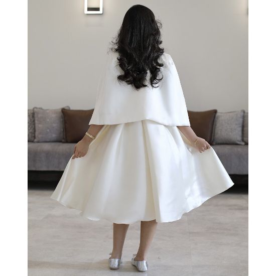 صورة فستان بناتي سهرة ساتان أوف وايت بجاكيت (كاب) مرصع بالإكسسوار - M3804